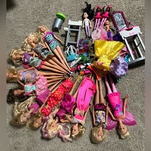 Huge lot of Barbie’s, clothes and accessories 12 Barbie’s total